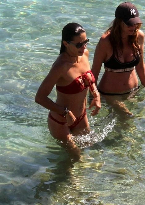 Adriananın geyindiyi bikini rekord sayda satıldı (FOTO)