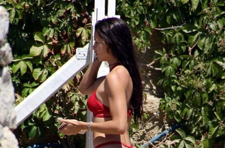 Adriananın geyindiyi bikini rekord sayda satıldı (FOTO)