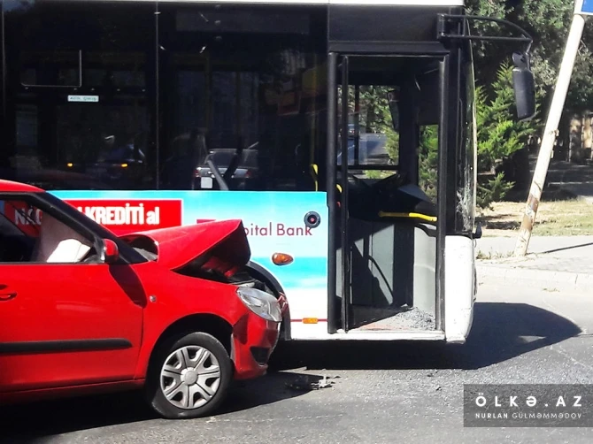 Bakıda qadın maşınla avtobusu vurdu - FOTO