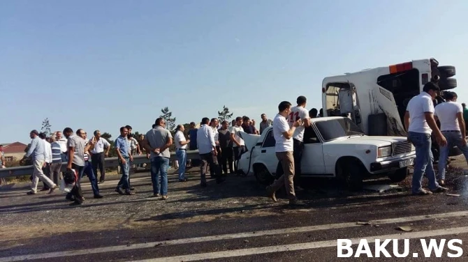 В Баку перевернулся пассажирский автобус (видео)