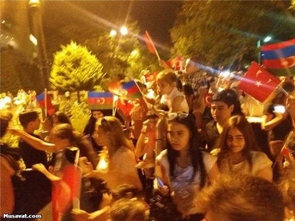 В Баку прошла акция в поддержку Турции (фото)