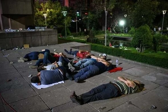 Тысячи турок провели ночь на улицах (фото)
