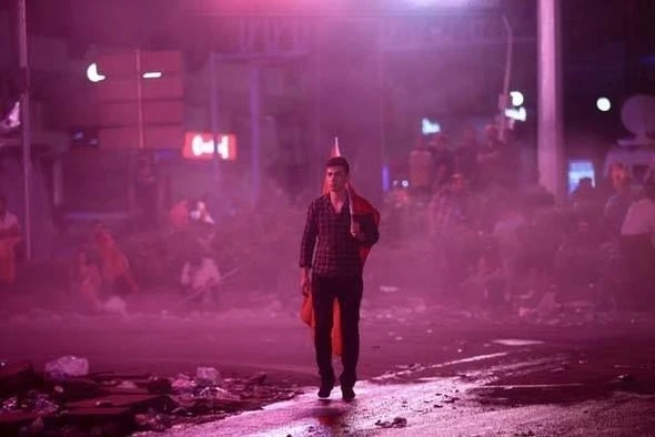 Тысячи турок провели ночь на улицах (фото)