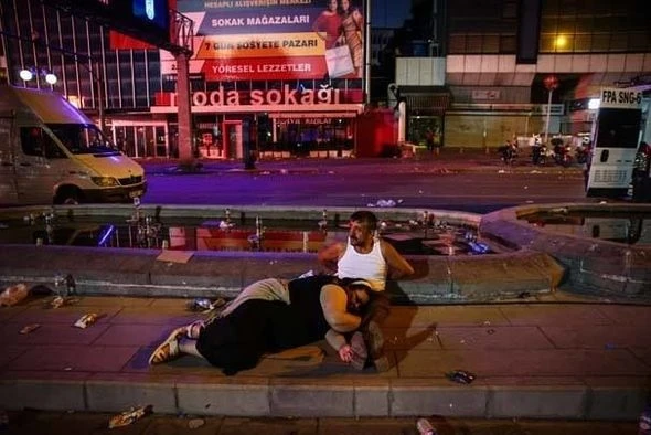 Тысячи турок провели ночь на улицах (фото)