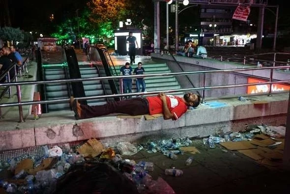 Тысячи турок провели ночь на улицах (фото)