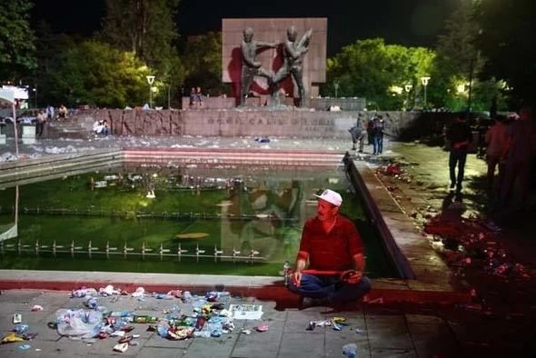 Тысячи турок провели ночь на улицах (фото)