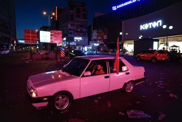 Тысячи турок провели ночь на улицах (фото)