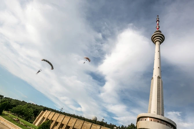 Bakı televiziya qülləsindən paraşütlə atlayış (FOTO)