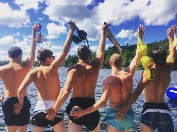 Мужчины спародировали женские снимки в соцсетях (фото)