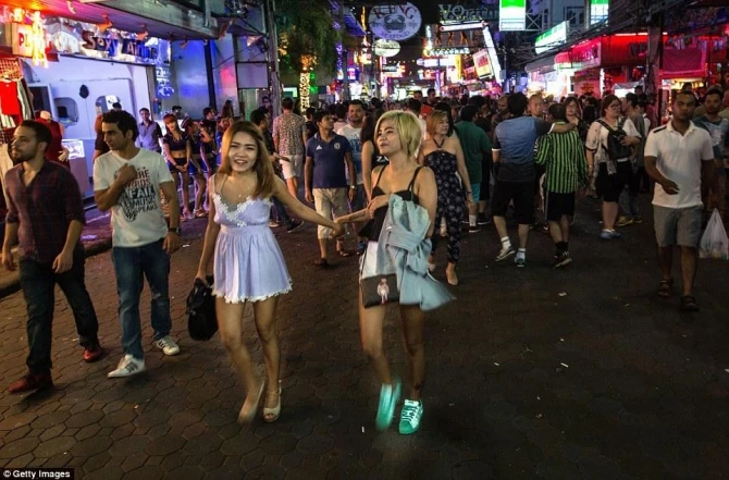 Ən məşhur əxlaqsızlıq küçəsi: qadınlar alınır, satılır (FOTO/VIDEO)