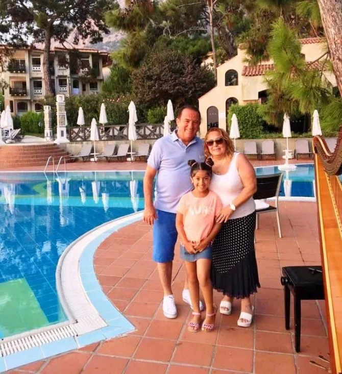 Xalq artisti ailəsi ilə istirahətdə (FOTO)
