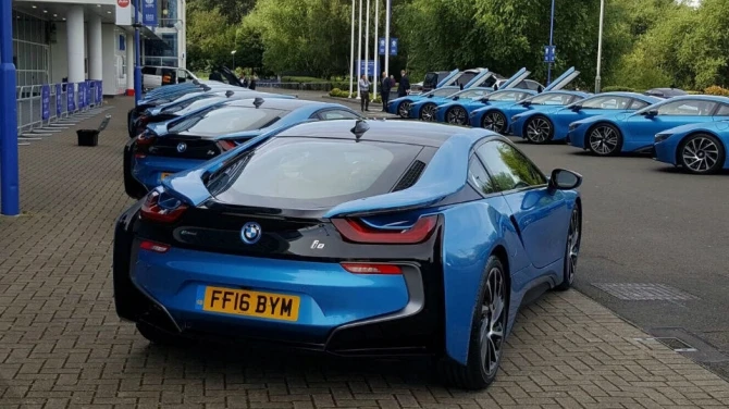 Владелец футбольного клуба подарил каждому игроку BMW i8 (фото)