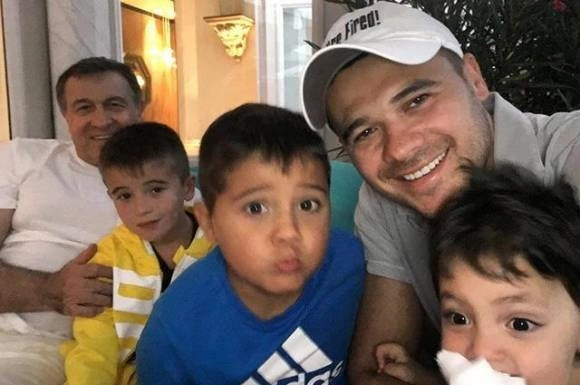 Emin sevgilisi və əkizləri ilə Fransada (FOTO)