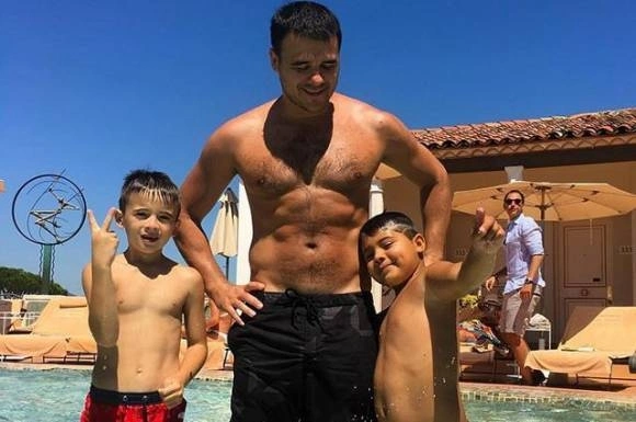 Emin sevgilisi və əkizləri ilə Fransada (FOTO)