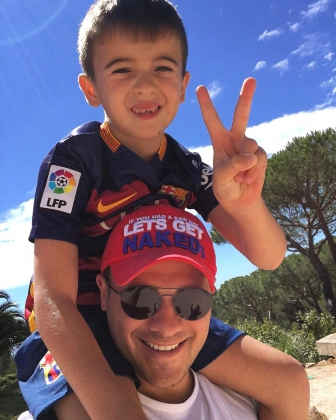 Emin sevgilisi və əkizləri ilə Fransada (FOTO)