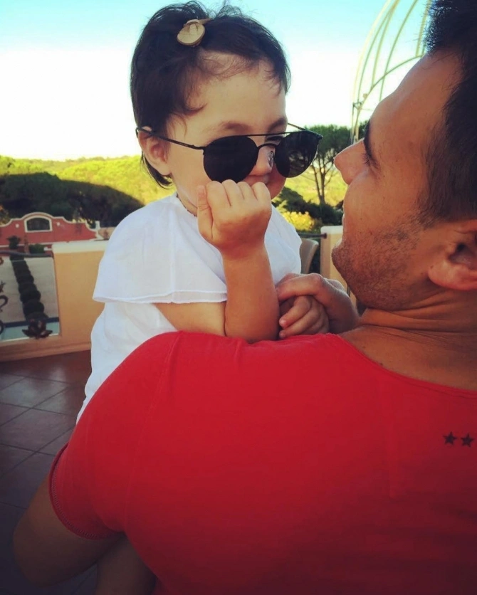 Emin sevgilisi və əkizləri ilə Fransada (FOTO)