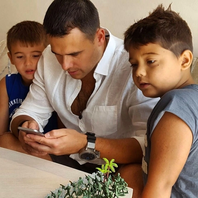 Emin sevgilisi və əkizləri ilə Fransada (FOTO)