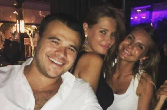 Emin sevgilisi və əkizləri ilə Fransada (FOTO)