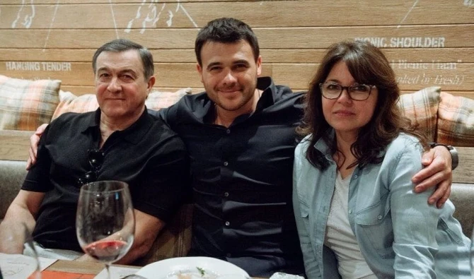 Эмин Агаларов с родителями, сыновьями и возлюбленной отдыхает во Франции (фото)