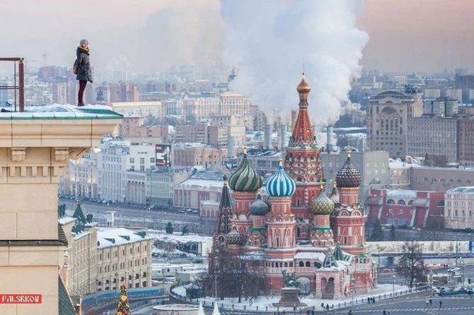 Самые рискованные селфи русской девушки (фото)