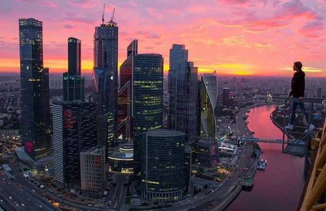 Самые рискованные селфи русской девушки (фото)
