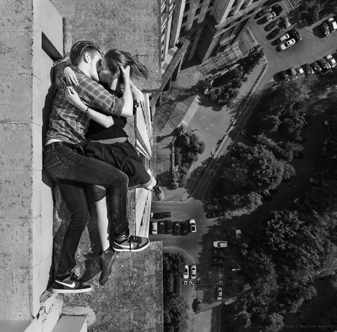 Самые рискованные селфи русской девушки (фото)