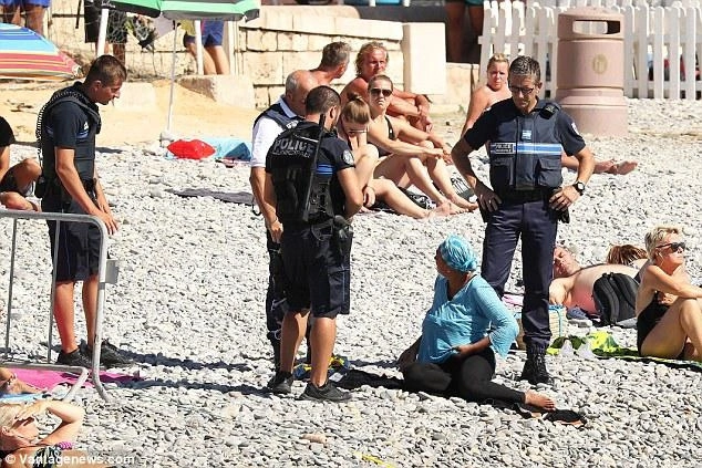 Müsəlman qadını çimərlikdə polislər zorla soyundurdu (FOTO)