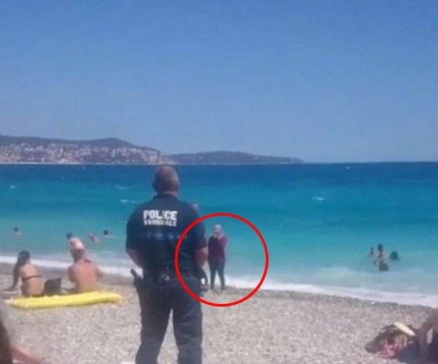 Müsəlman qadını çimərlikdə polislər zorla soyundurdu (FOTO)