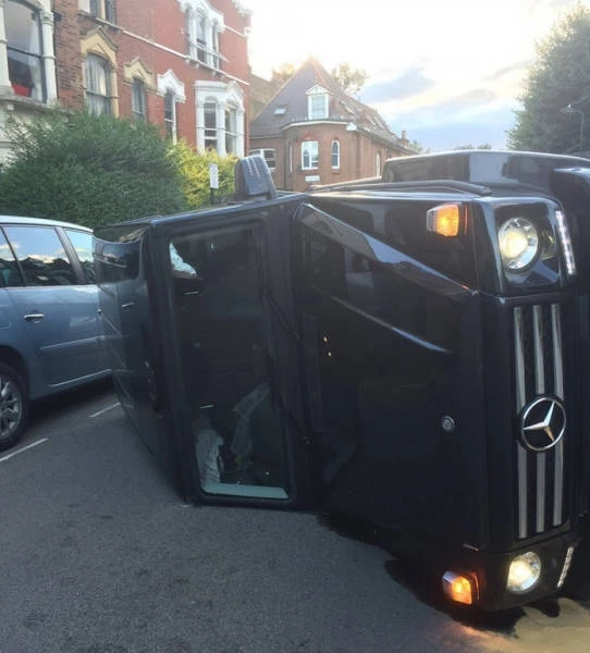 Мужчина пожертвовал своим авто Mercedes-Benz G-Class, чтобы спасти кота (фото)