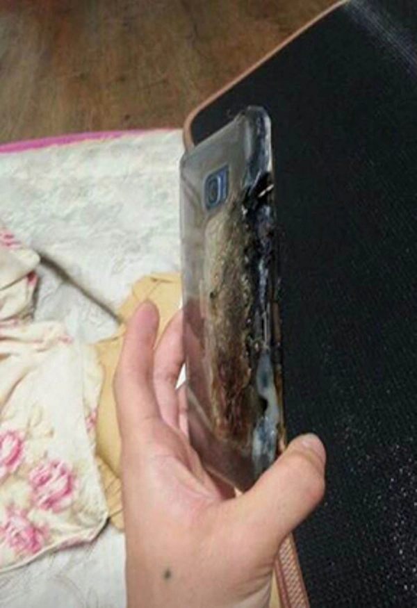 Новейший флагман Samsung взорвался во время зарядки (фото)