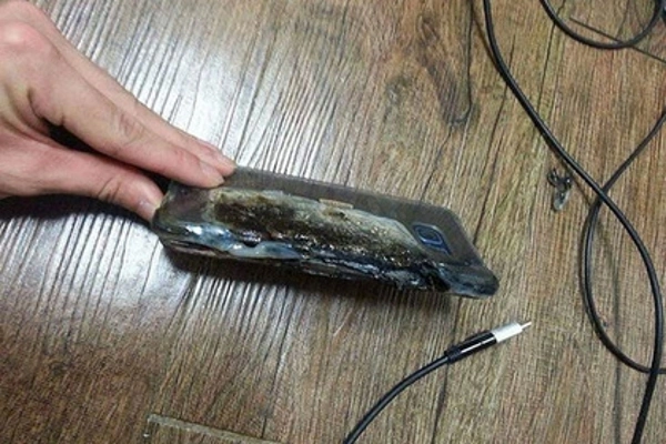 Новейший флагман Samsung взорвался во время зарядки (фото)