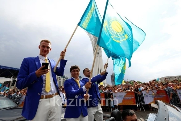 Чемпион-азербайджанец в обнимку с Назарбаевым (фото)