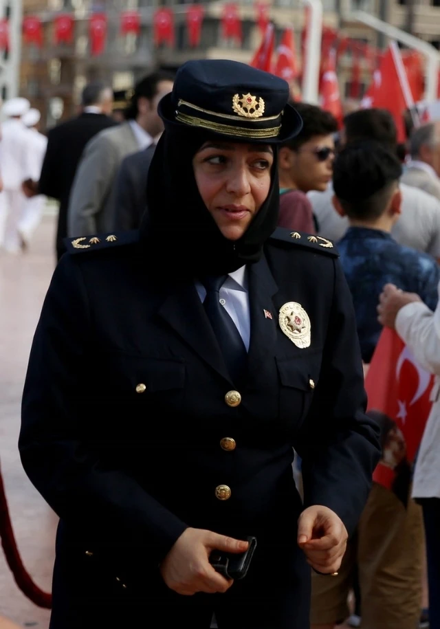 Qadın polislər başını bağladı – FOTO/VİDEO