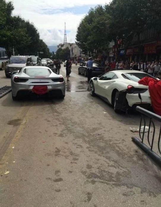 Два суперкара Ferrari попали в ДТП из-за щенка (фото)