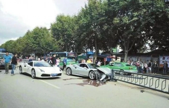 Два суперкара Ferrari попали в ДТП из-за щенка (фото)