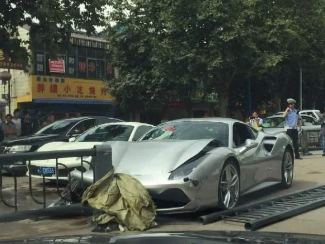 Два суперкара Ferrari попали в ДТП из-за щенка (фото)