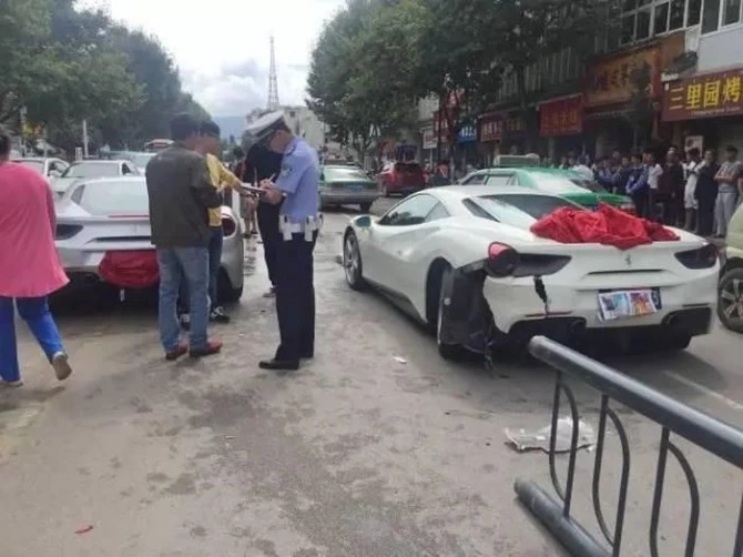 Два суперкара Ferrari попали в ДТП из-за щенка (фото)