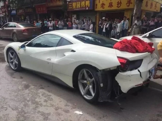 Два суперкара Ferrari попали в ДТП из-за щенка (фото)