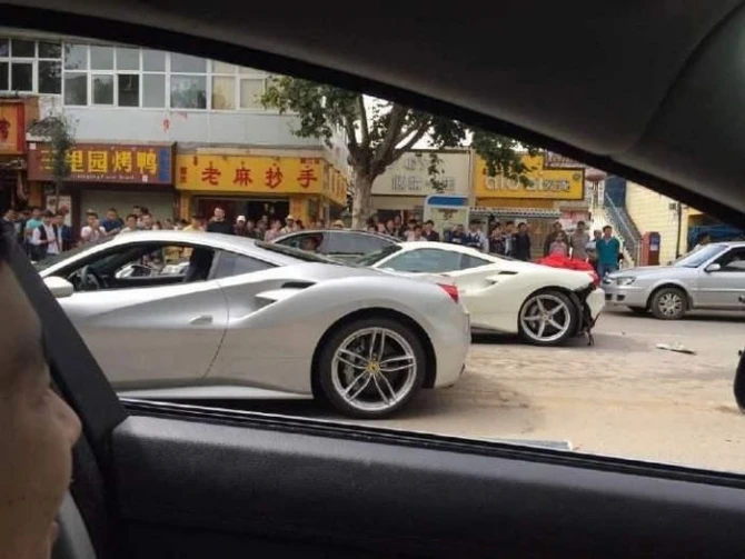 Два суперкара Ferrari попали в ДТП из-за щенка (фото)
