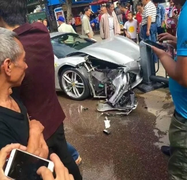 Два суперкара Ferrari попали в ДТП из-за щенка (фото)