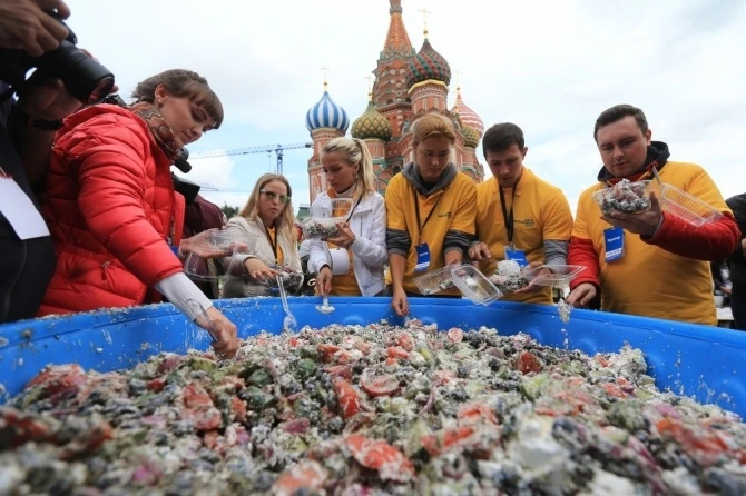 Россияне устроили бойню на Красной площади за салат из ковша трактора (видео)