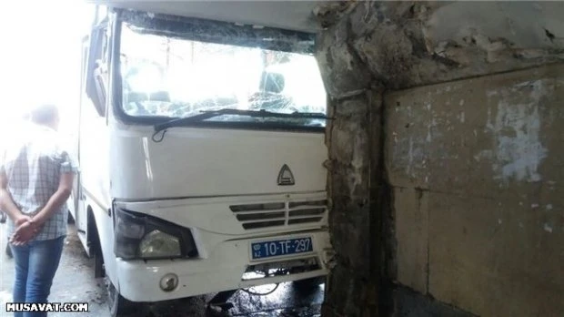 В Баку автобус врезался в мост, есть пострадавшие (видео)