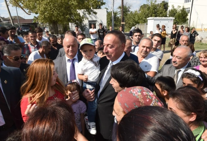 İlham Əliyev balacalarla şəkil çəkdirdi (FOTO)