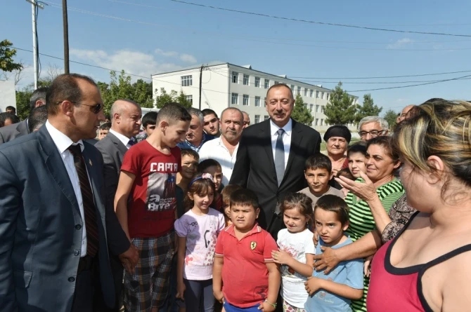 İlham Əliyev balacalarla şəkil çəkdirdi (FOTO)