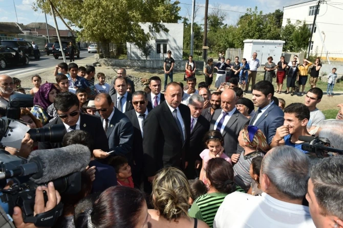 İlham Əliyev balacalarla şəkil çəkdirdi (FOTO)