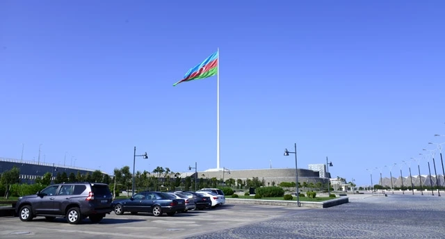 В Баку бывшую промышленную зону превратили в бульвар (фото)