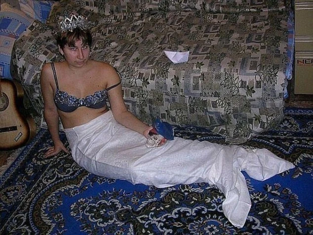 Sevgili tapa bilməyən qızların qəribə şəkilləri