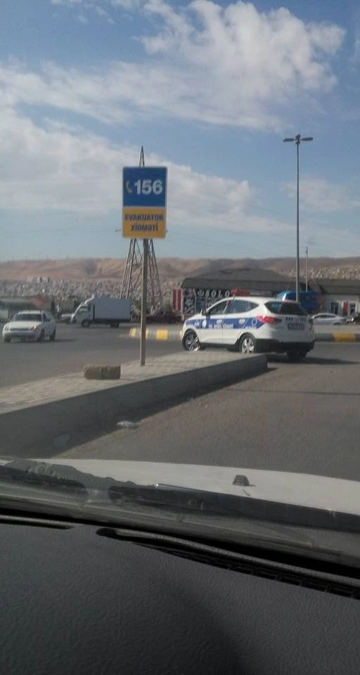 В Баку автомобиль дорожной полиции нарушил ПДД (фото)