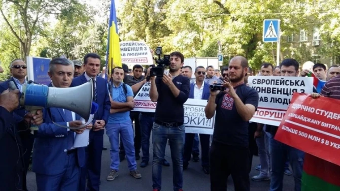 Сотни азербайджанцев митингуют в Киеве (фото)