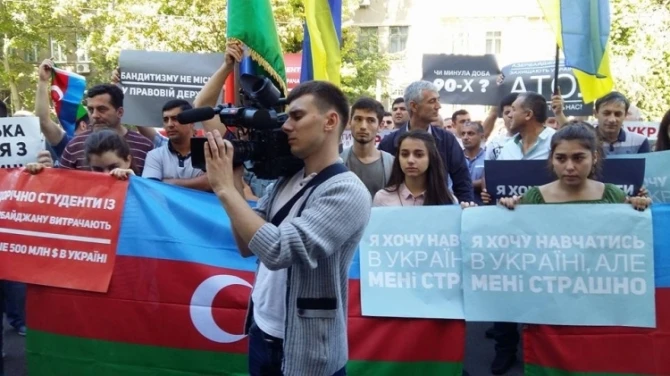 Сотни азербайджанцев митингуют в Киеве (фото)